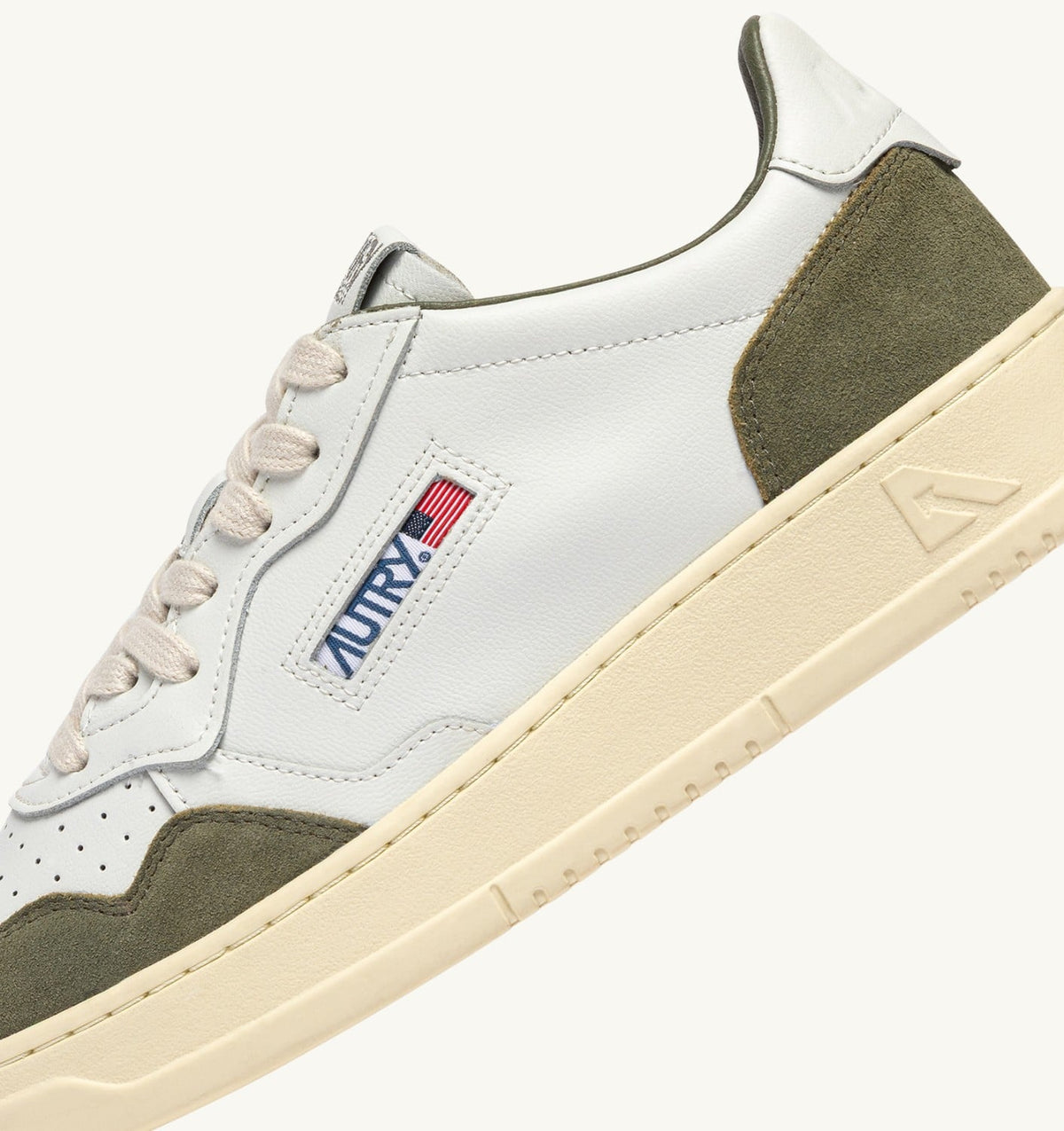 MEDALIST LOW SNEAKERS IN WHITE LEATHER AND SMOKED GREEN SUEDE - AUTRY Value