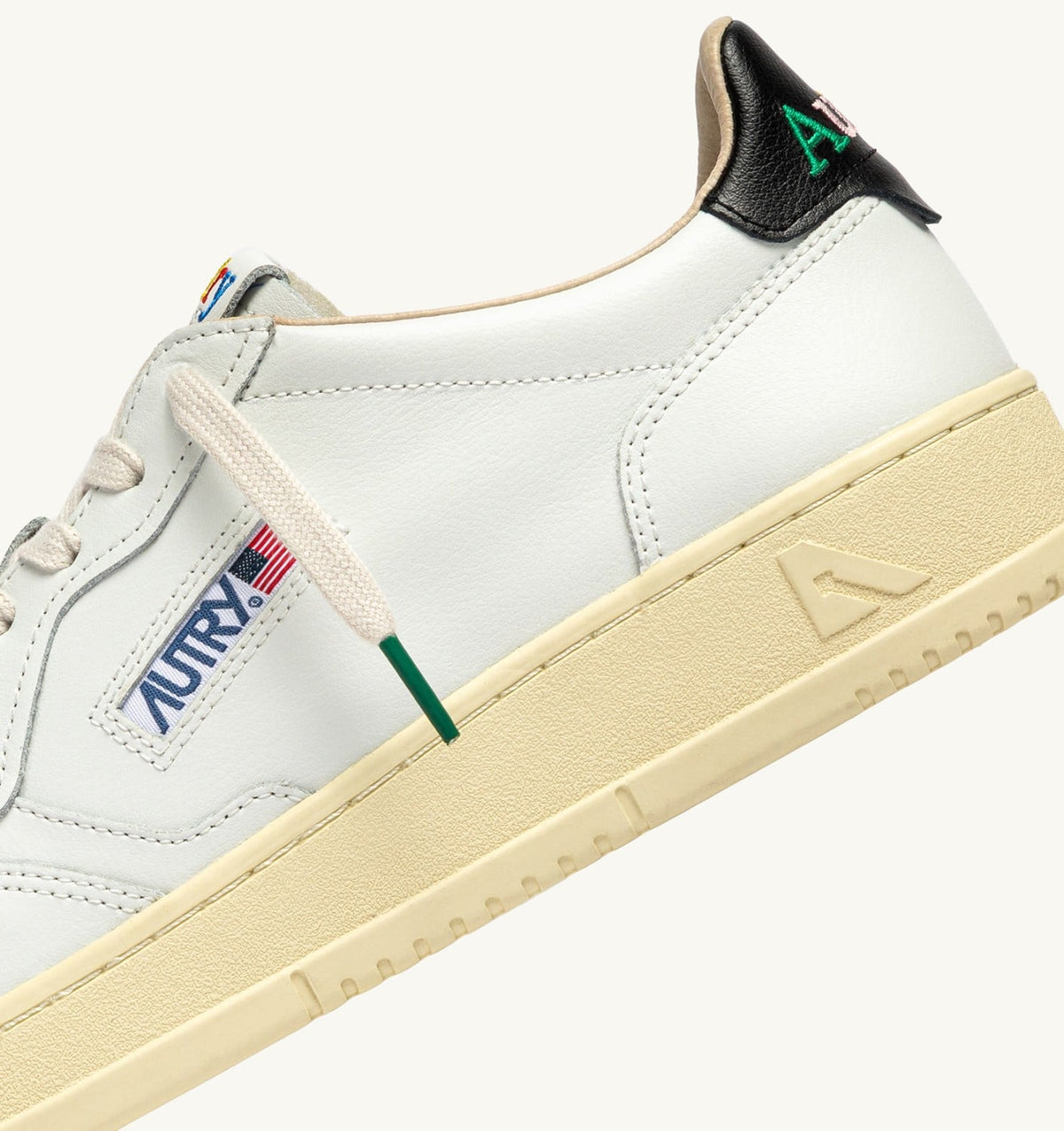 MEDALIST LOW SNEAKERS IN WHITE AND BLACK LEATHER - AUTRY Great Value