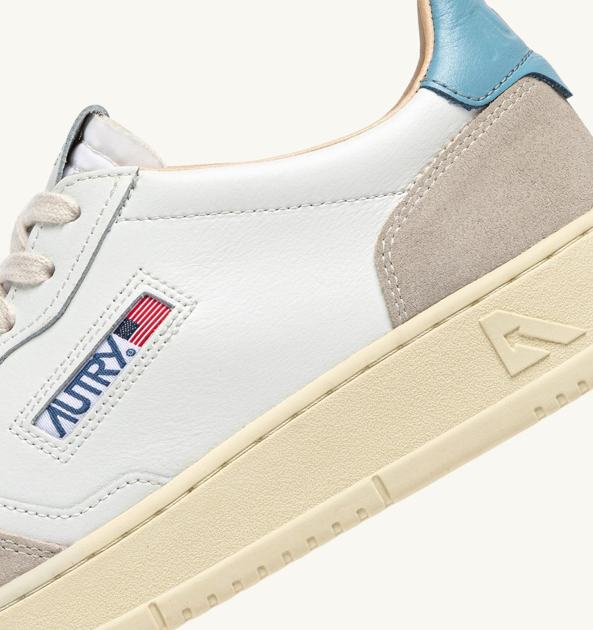 MEDALIST LOW SNEAKERS IN WHITE AND FORGET ME NOT SUEDE AND LEATHER - AUTRY Classic