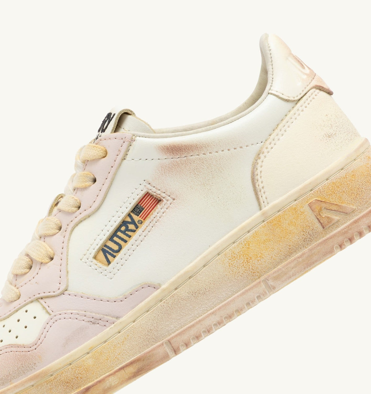 MEDALIST LOW SUPER VINTAGE SNEAKERS IN VANILLA WHITE AND MAUVE LEATHER - AUTRY Everyday