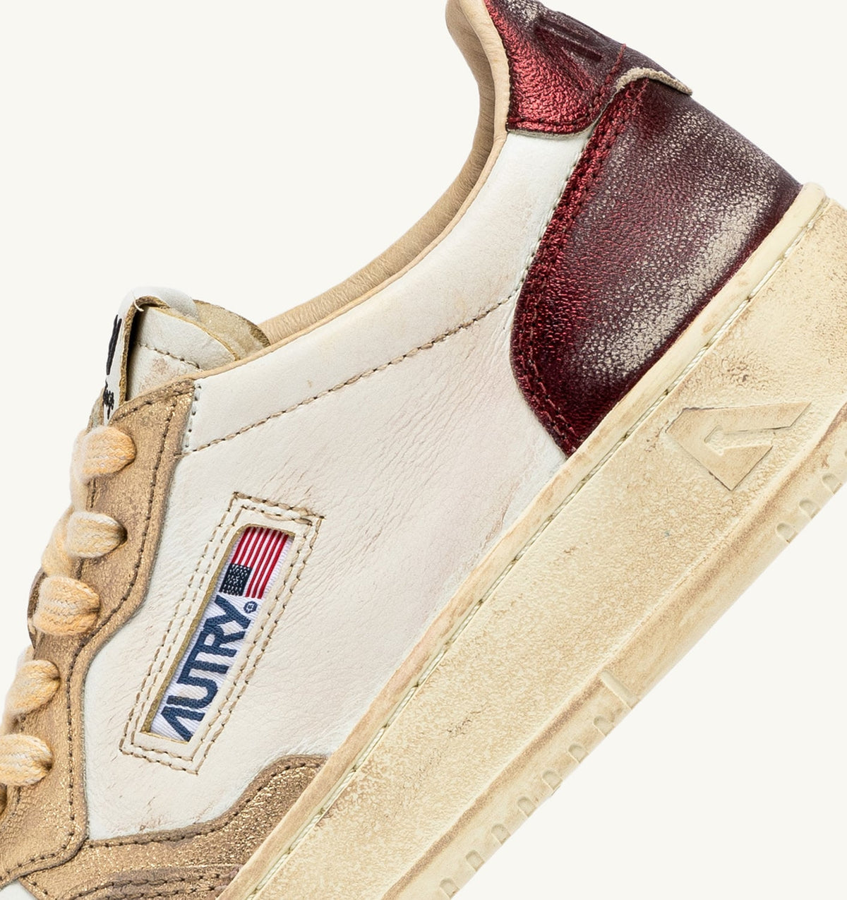 MEDALIST LOW SUPER VINTAGE SNEAKERS IN PLATINUM AND VIOLET BRUSHED LEATHER - AUTRY Essential