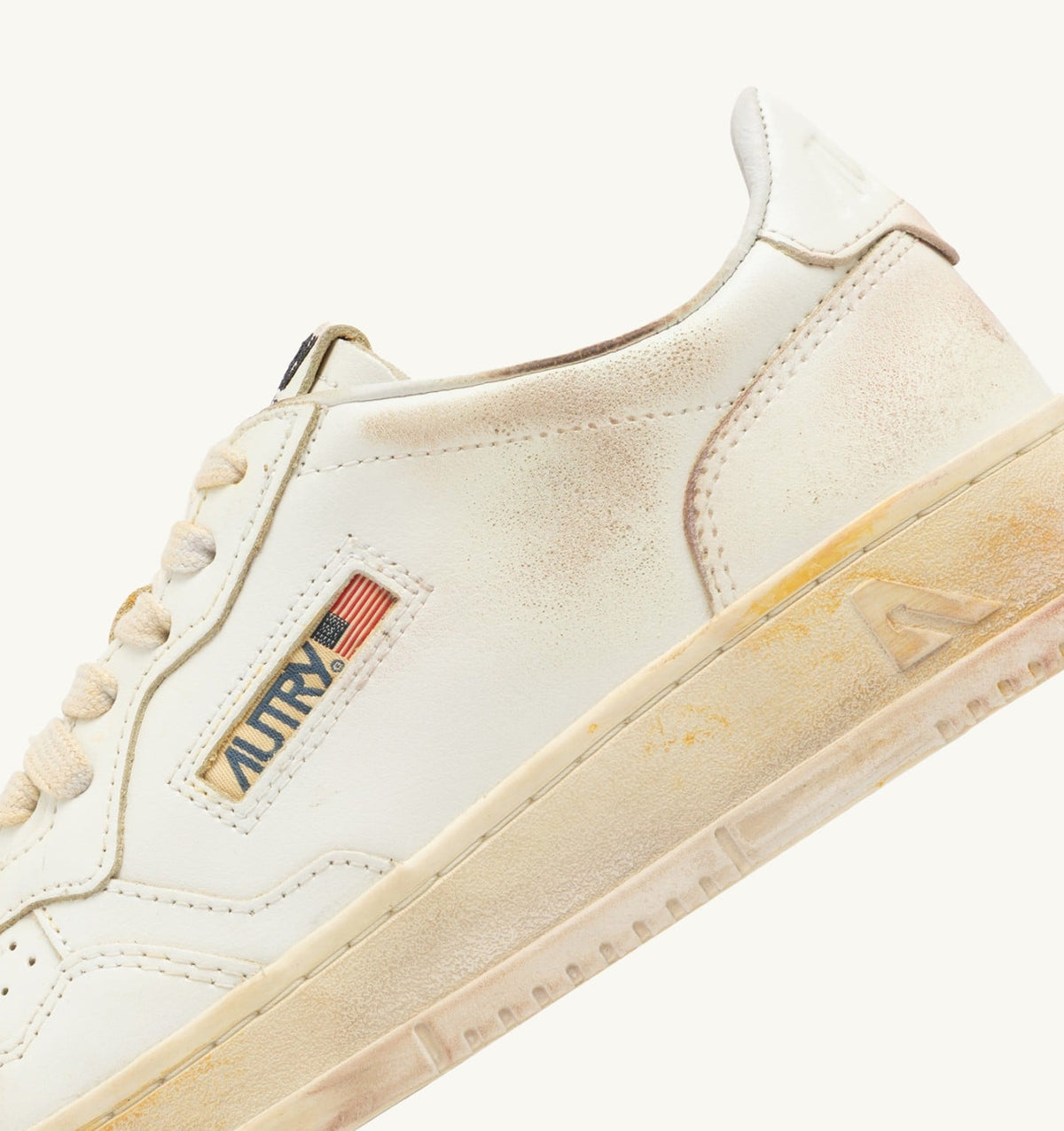 MEDALIST LOW SUPER VINTAGE SNEAKERS IN WHITE LEATHER - AUTRY Classic