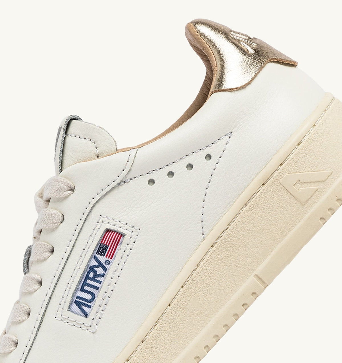 DALLAS LOW SNEAKERS IN WHITE AND GOLD LEATHER - AUTRY Essential