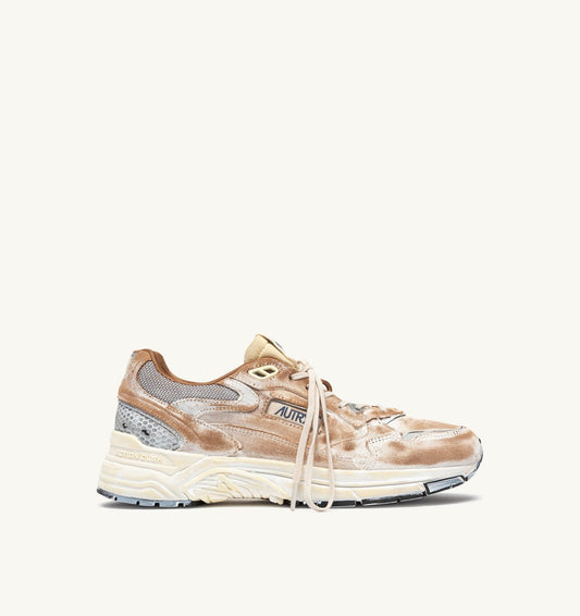 HYPERWAY SUPER VINTAGE SNEAKERS IN MILKSHAKE AND SILVER SUEDE - AUTRY Classic