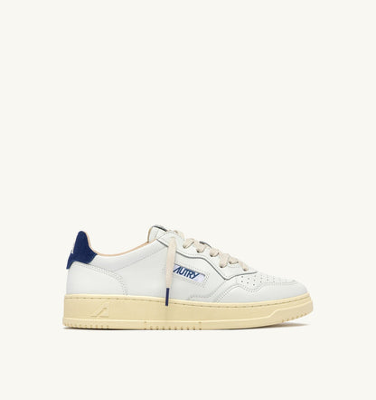 MEDALIST LOW SNEAKERS IN WHITE LEATHER AND BLUE DEPTHS SUEDE - AUTRY Quality