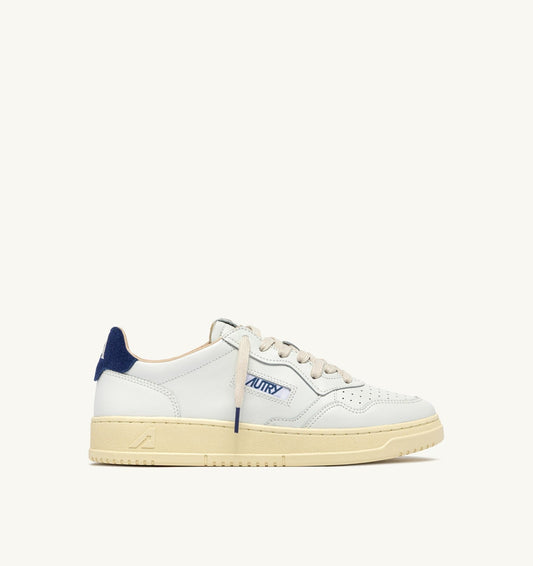 MEDALIST LOW SNEAKERS IN WHITE LEATHER AND BLUE DEPTHS SUEDE - AUTRY Quality