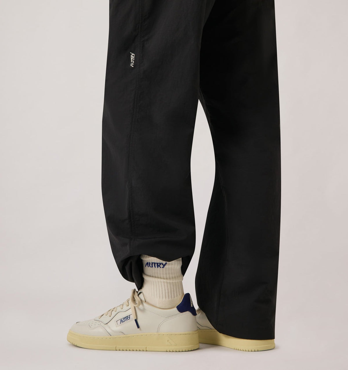 MEDALIST LOW SNEAKERS IN WHITE LEATHER AND BLUE DEPTHS SUEDE - AUTRY Quality