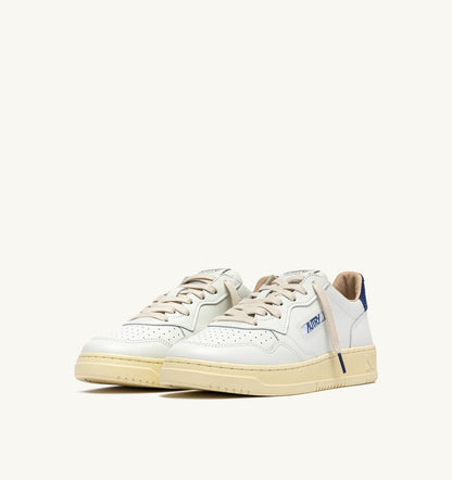MEDALIST LOW SNEAKERS IN WHITE LEATHER AND BLUE DEPTHS SUEDE - AUTRY Quality