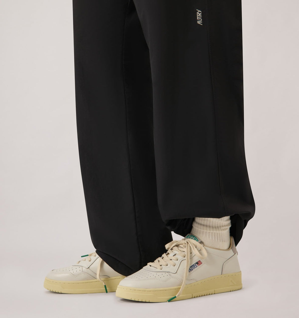 MEDALIST LOW SNEAKERS IN WHITE LEATHER AND CLOUD SUEDE - AUTRY Classic