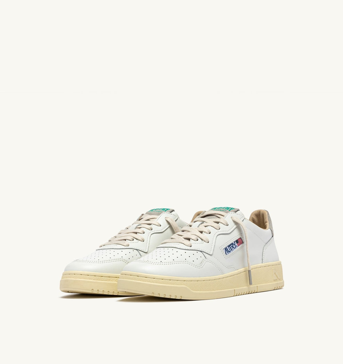 MEDALIST LOW SNEAKERS IN WHITE LEATHER AND CLOUD SUEDE - AUTRY Classic