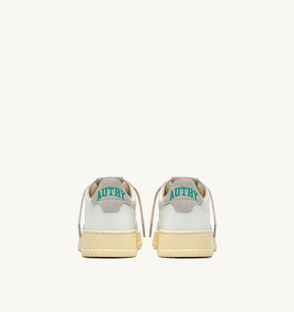 MEDALIST LOW SNEAKERS IN WHITE LEATHER AND CLOUD SUEDE - AUTRY Classic