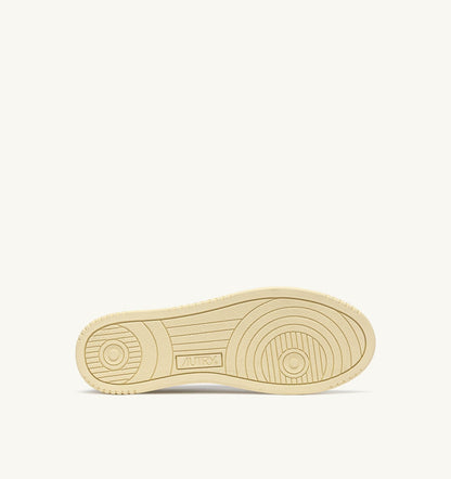 MEDALIST LOW SNEAKERS IN WHITE LEATHER AND CLOUD SUEDE - AUTRY Classic