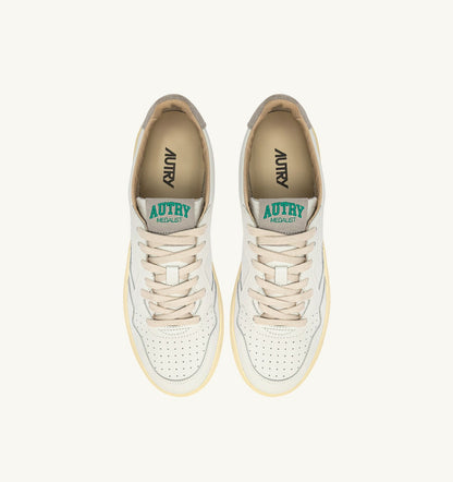 MEDALIST LOW SNEAKERS IN WHITE LEATHER AND CLOUD SUEDE - AUTRY Classic