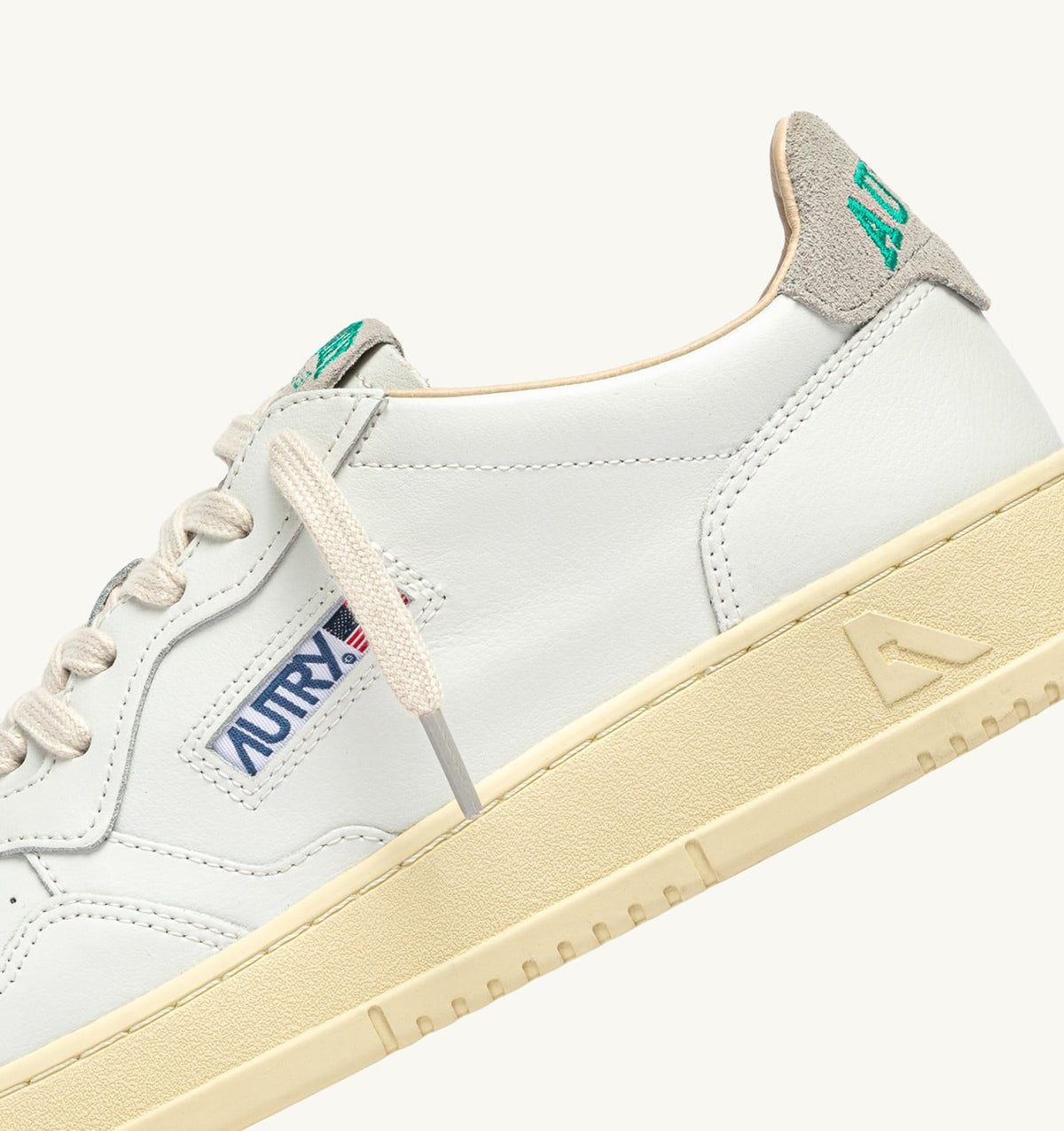 MEDALIST LOW SNEAKERS IN WHITE LEATHER AND CLOUD SUEDE - AUTRY Classic