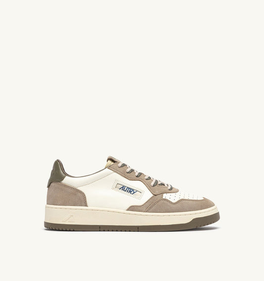 MEDALIST LOW SNEAKERS IN COVERT GREEN AND LICORICE LEATHER AND SUEDE - AUTRY Everyday