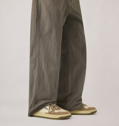 MEDALIST LOW SNEAKERS IN COVERT GREEN AND LICORICE LEATHER AND SUEDE - AUTRY Everyday
