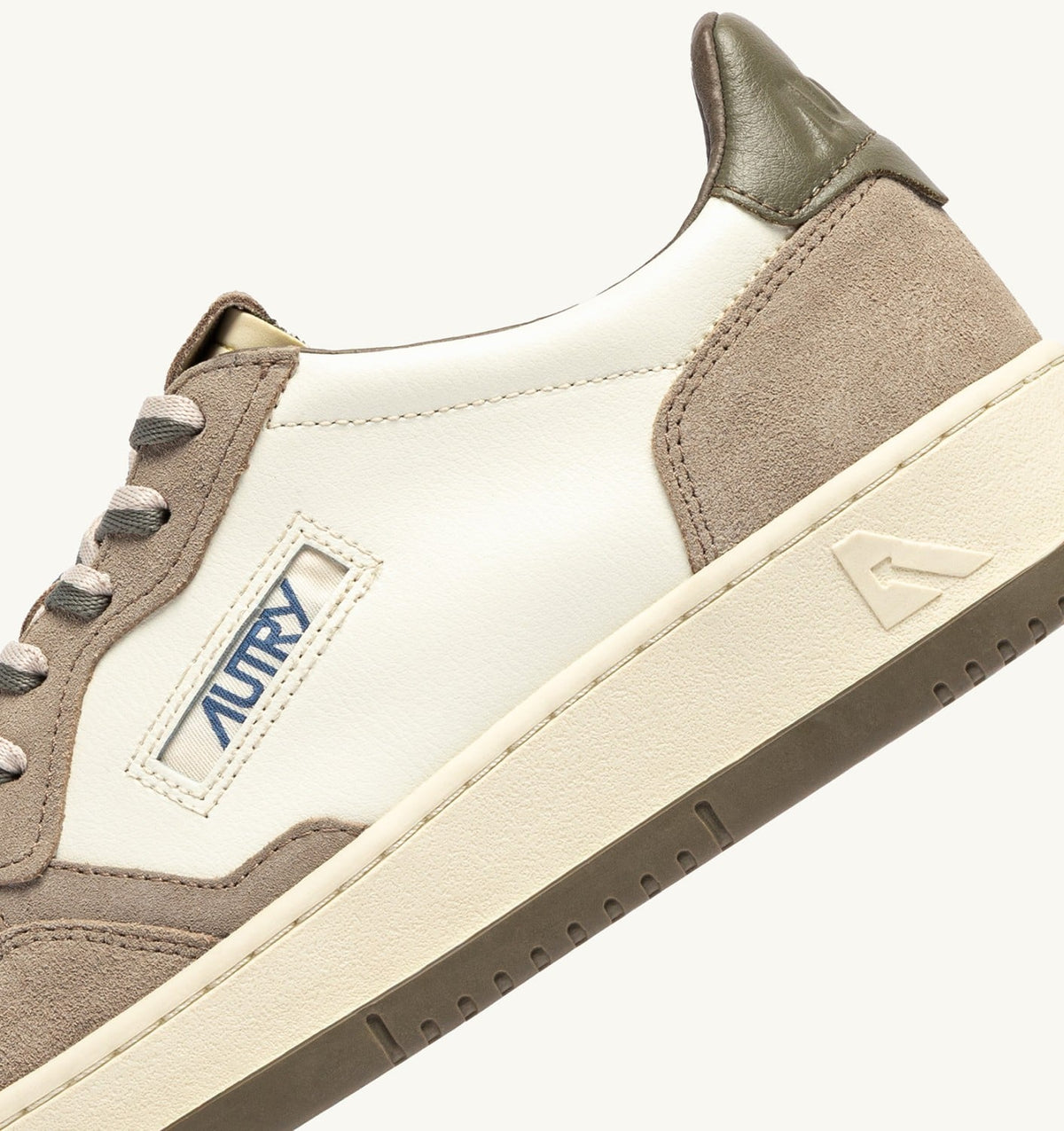 MEDALIST LOW SNEAKERS IN COVERT GREEN AND LICORICE LEATHER AND SUEDE - AUTRY Everyday