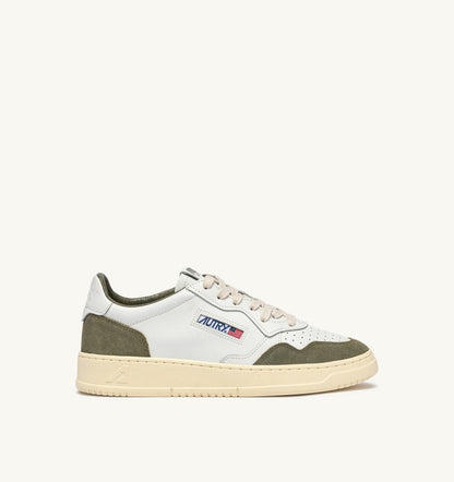 MEDALIST LOW SNEAKERS IN WHITE LEATHER AND SMOKED GREEN SUEDE - AUTRY Value