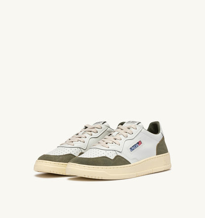 MEDALIST LOW SNEAKERS IN WHITE LEATHER AND SMOKED GREEN SUEDE - AUTRY Value