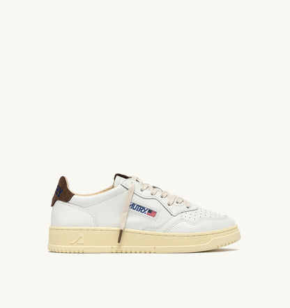 MEDALIST LOW SNEAKERS IN WHITE LEATHER AND CHOCOLATE CHIP SUEDE - AUTRY Latest
