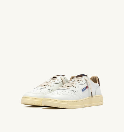 MEDALIST LOW SNEAKERS IN WHITE LEATHER AND CHOCOLATE CHIP SUEDE - AUTRY Latest