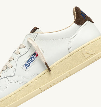 MEDALIST LOW SNEAKERS IN WHITE LEATHER AND CHOCOLATE CHIP SUEDE - AUTRY Latest