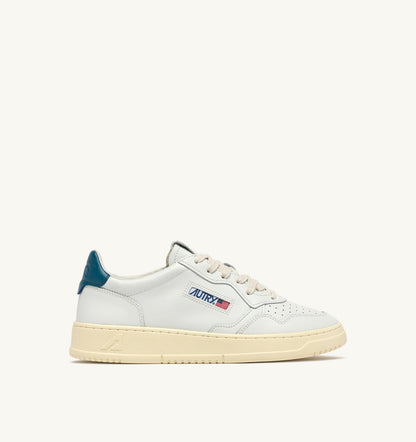 MEDALIST LOW SNEAKERS IN WHITE AND MALLARD BLUE LEATHER - AUTRY Quality