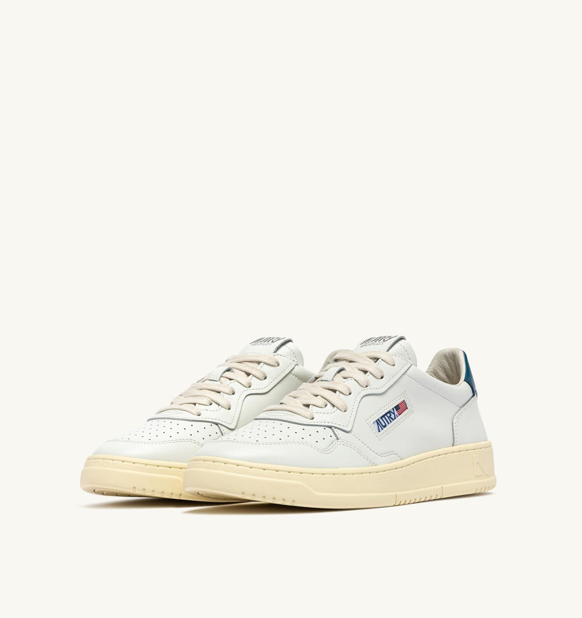 MEDALIST LOW SNEAKERS IN WHITE AND MALLARD BLUE LEATHER - AUTRY Quality