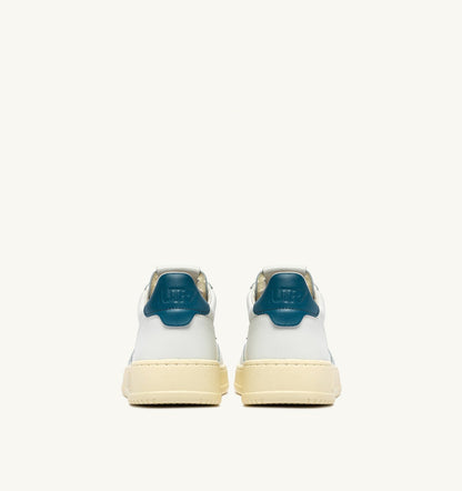 MEDALIST LOW SNEAKERS IN WHITE AND MALLARD BLUE LEATHER - AUTRY Quality
