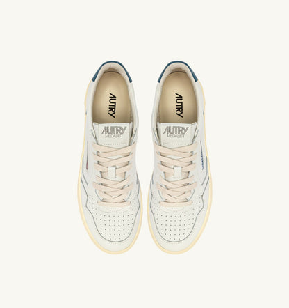 MEDALIST LOW SNEAKERS IN WHITE AND MALLARD BLUE LEATHER - AUTRY Quality