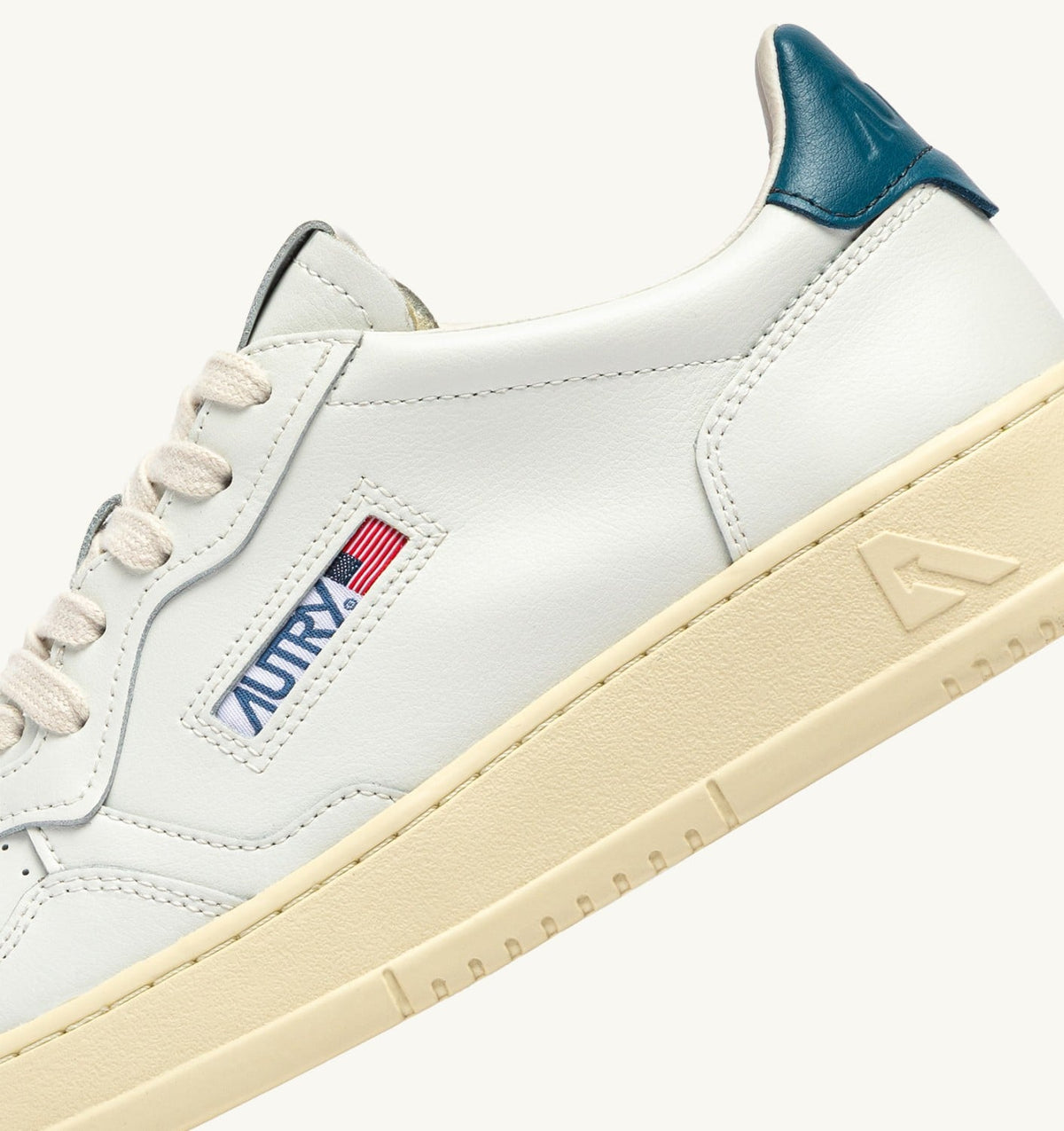 MEDALIST LOW SNEAKERS IN WHITE AND MALLARD BLUE LEATHER - AUTRY Quality
