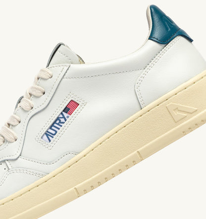 MEDALIST LOW SNEAKERS IN WHITE AND MALLARD BLUE LEATHER - AUTRY Quality