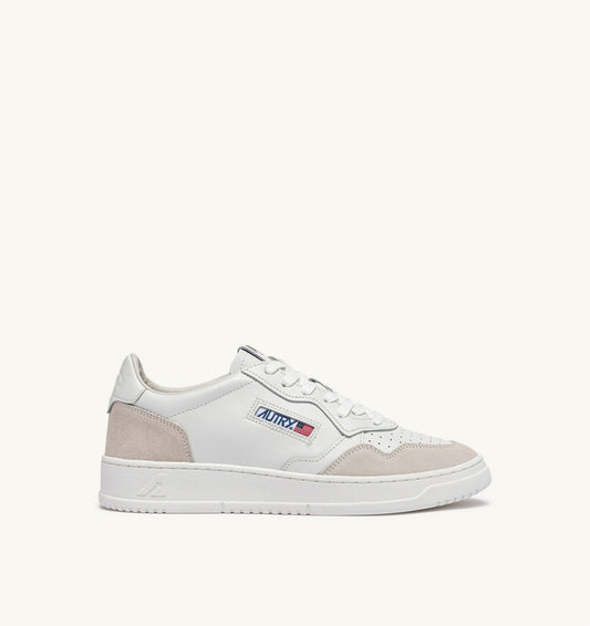 MEDALIST LOW SNEAKERS IN WHITE LEATHER AND SUEDE - AUTRY Classic