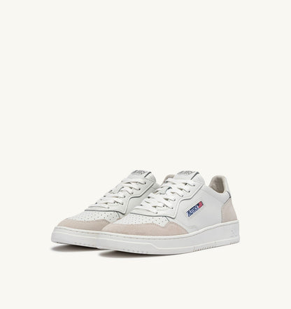 MEDALIST LOW SNEAKERS IN WHITE LEATHER AND SUEDE - AUTRY Classic