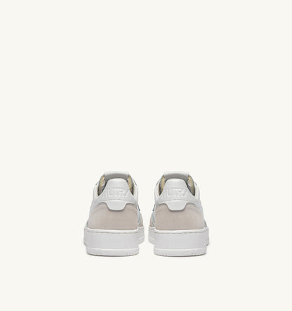 MEDALIST LOW SNEAKERS IN WHITE LEATHER AND SUEDE - AUTRY Classic