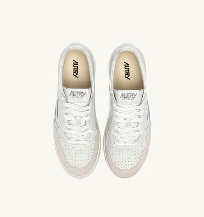 MEDALIST LOW SNEAKERS IN WHITE LEATHER AND SUEDE - AUTRY Classic