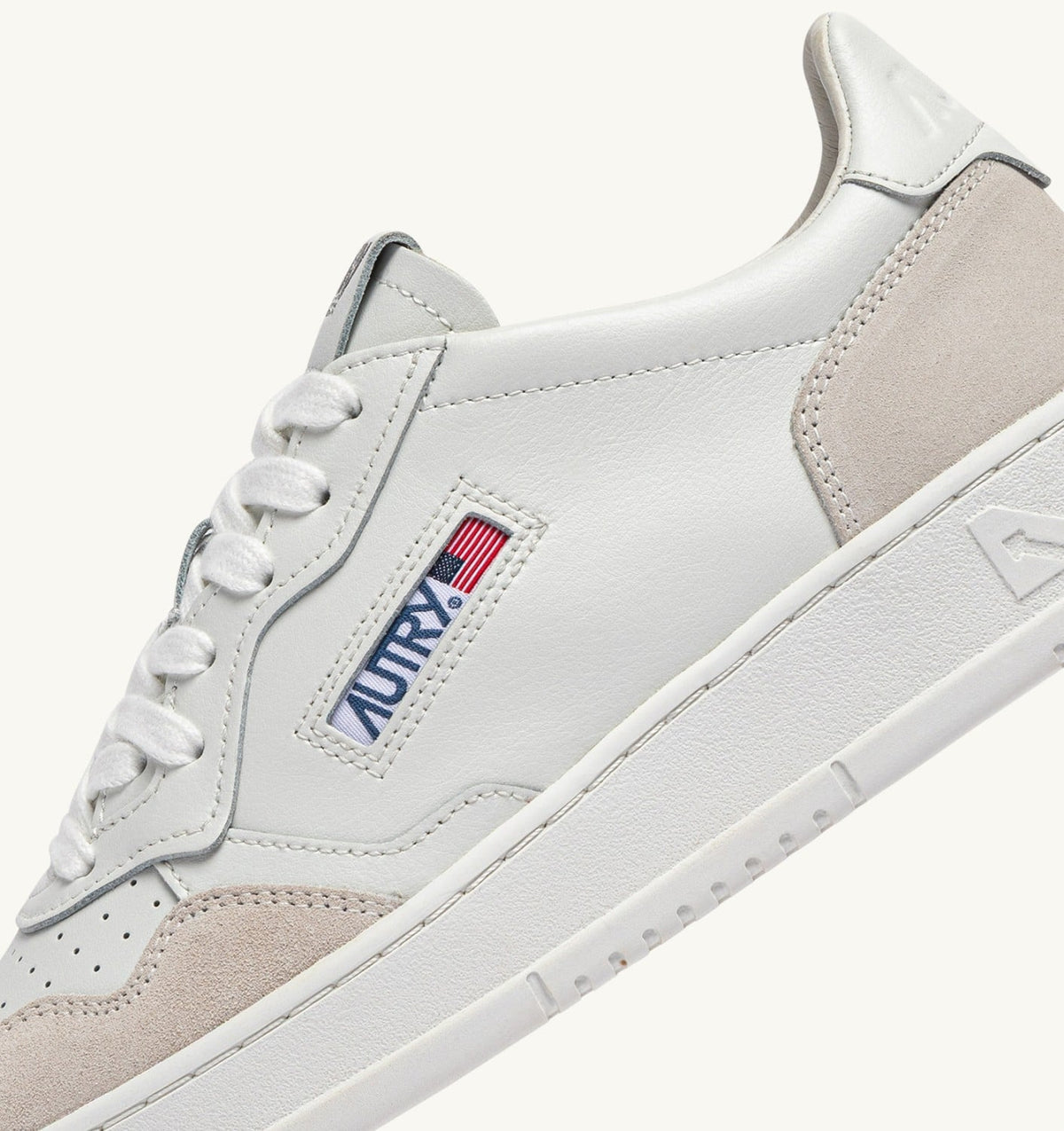 MEDALIST LOW SNEAKERS IN WHITE LEATHER AND SUEDE - AUTRY Classic