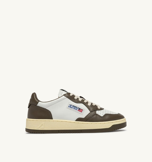 MEDALIST LOW BICOLOR SNEAKERS IN WHITE AND CHOCOLATE LEATHER - AUTRY Great Value