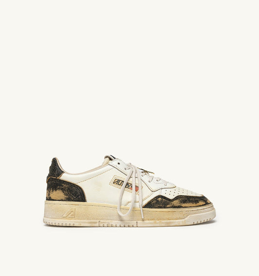 MEDALIST LOW SUPER VINTAGE SNEAKERS IN WHITE AND ANTIQUE BLACK LEATHER - AUTRY Quality