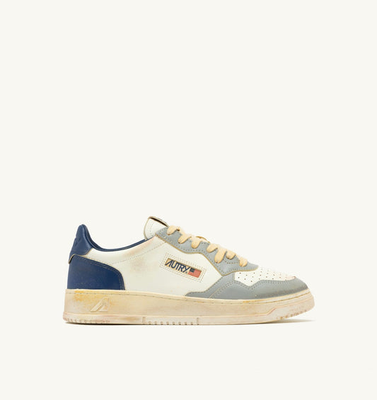 MEDALIST LOW SUPER VINTAGE SNEAKERS IN LIMESTONE WHITE AND BLUE LEATHER - AUTRY Essential