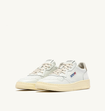 MEDALIST LOW SNEAKERS IN WHITE AND FEATHER GRAY LEATHER - AUTRY Latest