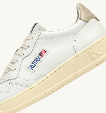 MEDALIST LOW SNEAKERS IN WHITE AND FEATHER GRAY LEATHER - AUTRY Latest