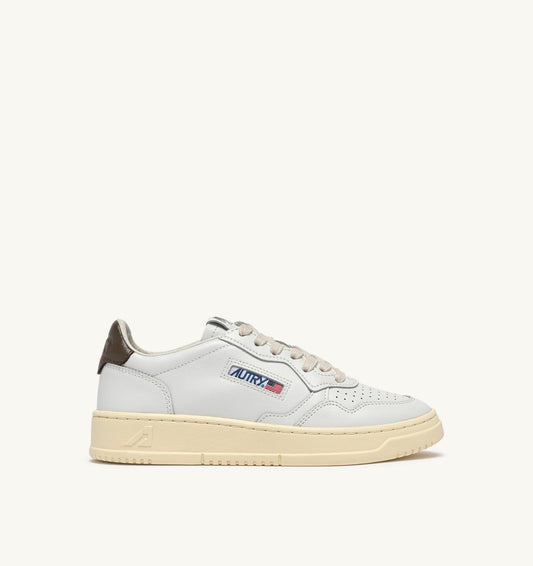 MEDALIST LOW SNEAKERS IN WHITE AND CHOCOLATE LEATHER - AUTRY Quality