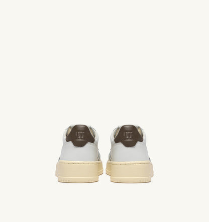 MEDALIST LOW SNEAKERS IN WHITE AND CHOCOLATE LEATHER - AUTRY Quality