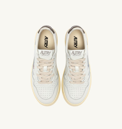 MEDALIST LOW SNEAKERS IN WHITE AND CHOCOLATE LEATHER - AUTRY Quality
