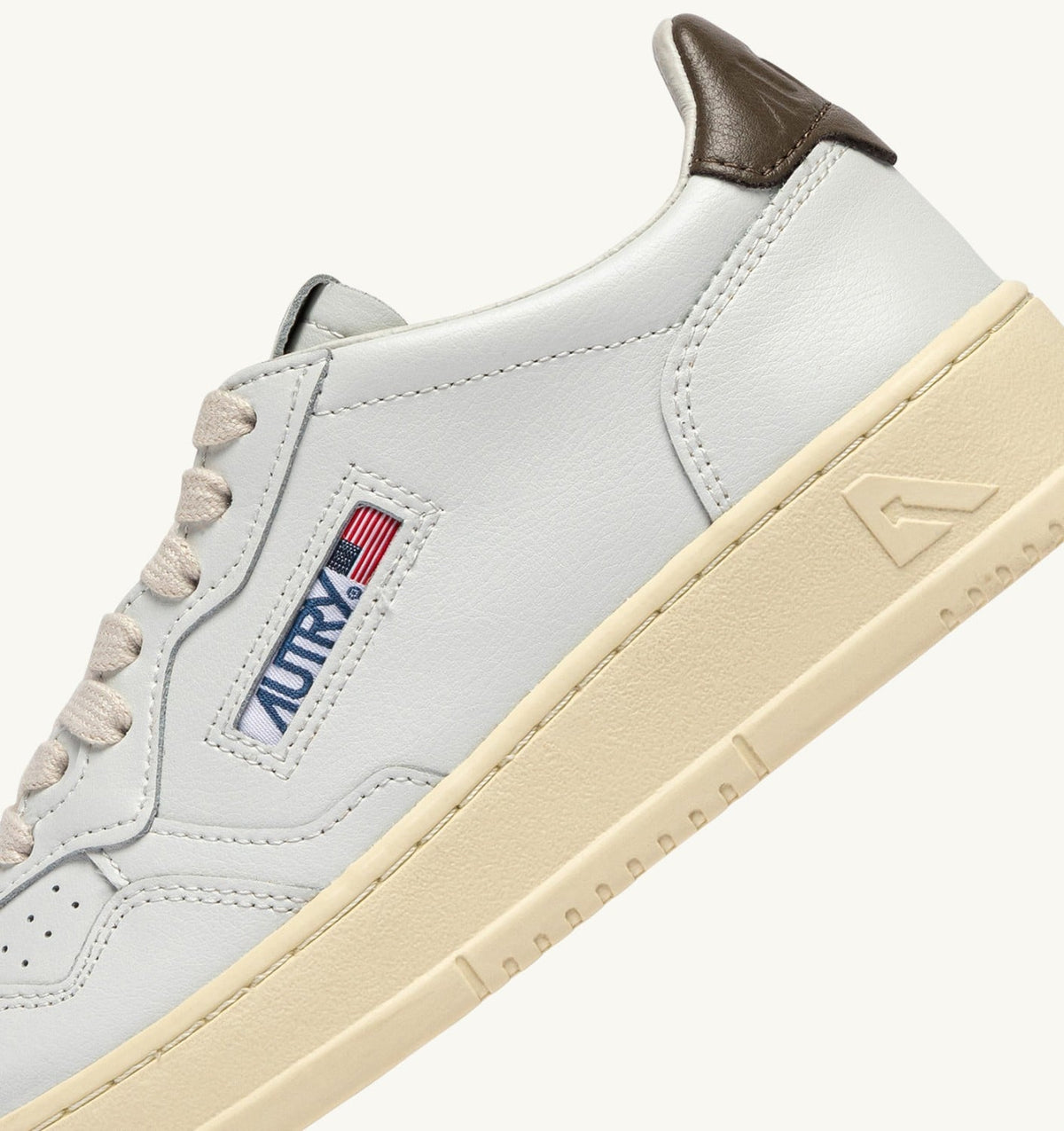 MEDALIST LOW SNEAKERS IN WHITE AND CHOCOLATE LEATHER - AUTRY Quality
