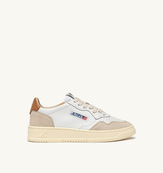 MEDALIST LOW SNEAKERS IN WHITE LEATHER AND LION SUEDE - AUTRY Essential