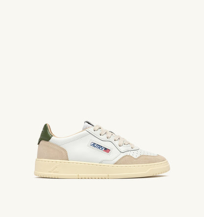 MEDALIST LOW SNEAKERS IN WHITE LEATHER AND BRONZE GREEN SUEDE - AUTRY Everyday