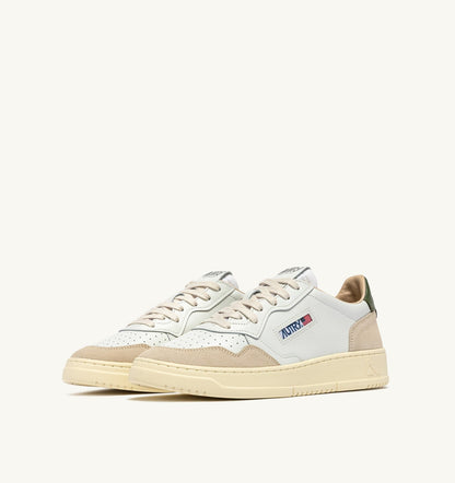 MEDALIST LOW SNEAKERS IN WHITE LEATHER AND BRONZE GREEN SUEDE - AUTRY Everyday