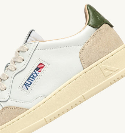 MEDALIST LOW SNEAKERS IN WHITE LEATHER AND BRONZE GREEN SUEDE - AUTRY Everyday